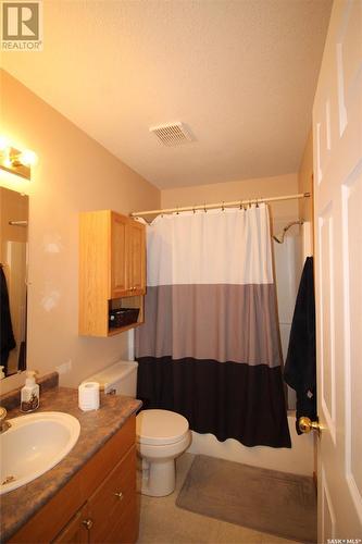 104 5Th Street W, Climax, SK - Indoor Photo Showing Bathroom