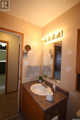 104 5Th Street W, Climax, SK - Indoor Photo Showing Bathroom