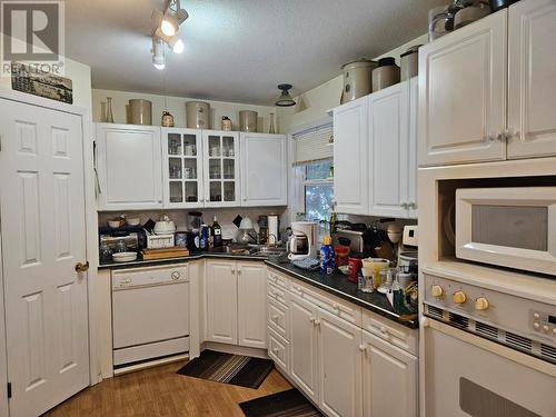 534 Bayview Road, Nakusp, BC - Indoor Photo Showing Kitchen