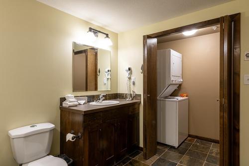 208 - 1545 Kicking Horse Trail, Golden, BC - Indoor Photo Showing Bathroom