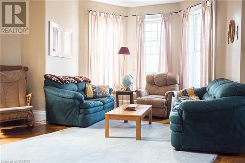 15 Spencer Street, Hepworth, ON - Indoor Photo Showing Living Room