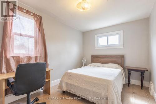 144 Niagara Falls Rd, Thorold, ON - Indoor Photo Showing Bedroom