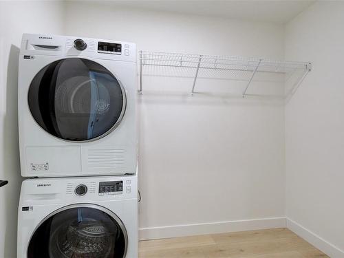 208-1301 Hillside Ave, Victoria, BC - Indoor Photo Showing Laundry Room