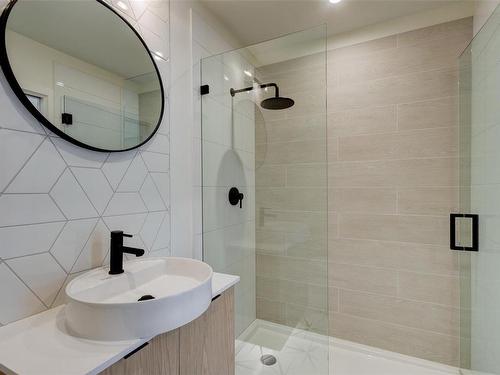 208-1301 Hillside Ave, Victoria, BC - Indoor Photo Showing Bathroom