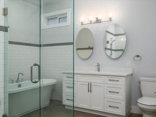 8143 Edmund St, Crofton, BC - Indoor Photo Showing Bathroom