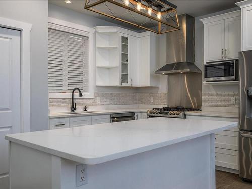 8143 Edmund St, Crofton, BC - Indoor Photo Showing Kitchen With Upgraded Kitchen