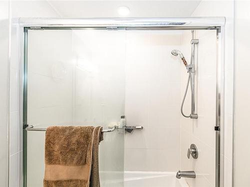 207-280 Island Hwy, View Royal, BC - Indoor Photo Showing Bathroom