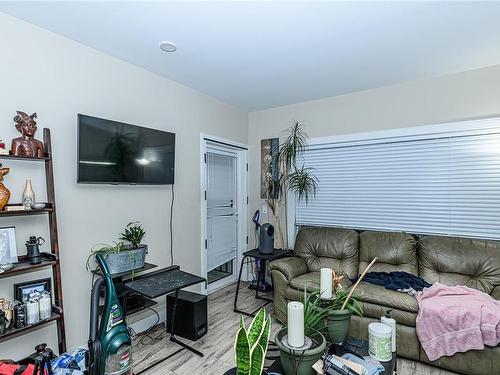 207-280 Island Hwy, View Royal, BC - Indoor Photo Showing Living Room