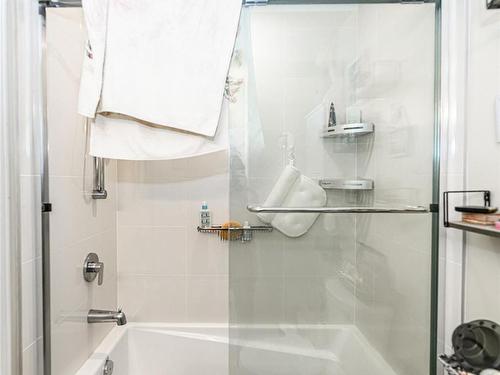 207-280 Island Hwy, View Royal, BC - Indoor Photo Showing Bathroom