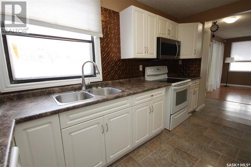 92 24Th Street, Battleford, SK - Indoor Photo Showing Kitchen With Double Sink