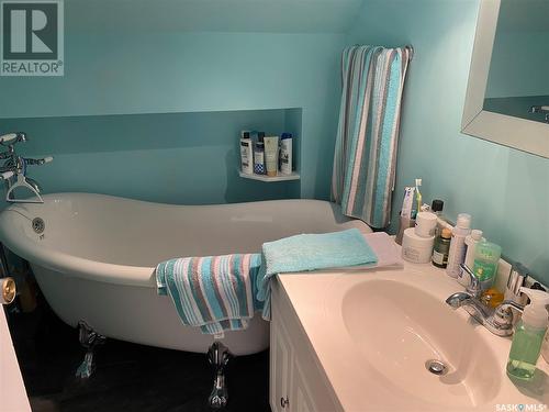 632 8Th Street E, Prince Albert, SK - Indoor Photo Showing Bathroom