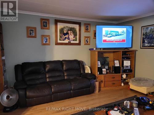 8272 Rama Road, Ramara, ON - Indoor Photo Showing Living Room