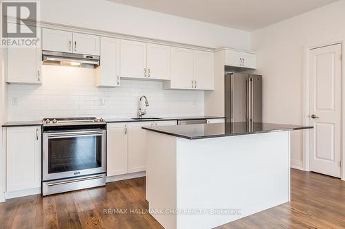 #402 -299 Cundles Rd E, Barrie, ON - Indoor Photo Showing Kitchen With Upgraded Kitchen