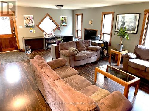 529 Willies Ranch Rd, Princeton, BC - Indoor Photo Showing Living Room