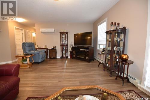 406 516 4Th Street E, Nipawin, SK - Indoor Photo Showing Living Room
