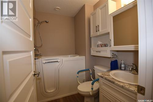406 516 4Th Street E, Nipawin, SK - Indoor Photo Showing Bathroom