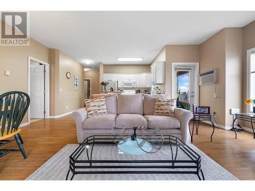 1125 Bernard Avenue Unit# 406, Kelowna, BC - Indoor Photo Showing Living Room