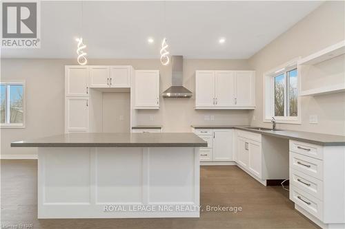 735 Dominion Rd, Fort Erie, ON - Indoor Photo Showing Kitchen