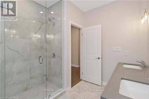 735 Dominion Rd, Fort Erie, ON - Indoor Photo Showing Bathroom