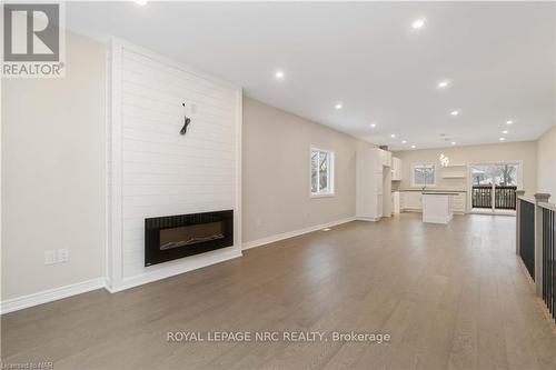 735 Dominion Rd, Fort Erie, ON - Indoor Photo Showing Living Room With Fireplace