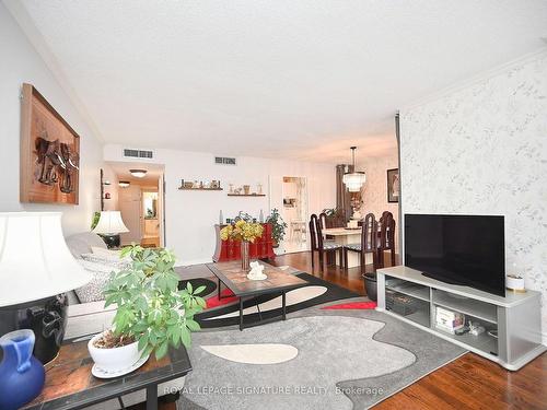 610-1333 Bloor St, Mississauga, ON - Indoor Photo Showing Living Room
