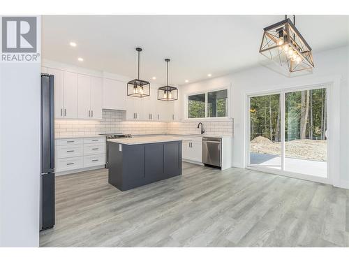 1390 21 Street Ne, Salmon Arm, BC - Indoor Photo Showing Kitchen With Upgraded Kitchen