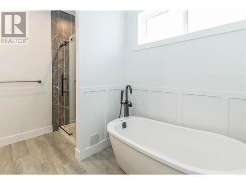1390 21 Street Ne, Salmon Arm, BC - Indoor Photo Showing Bathroom