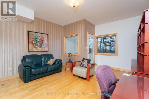 937 Whittier Cres, Mississauga, ON - Indoor Photo Showing Living Room