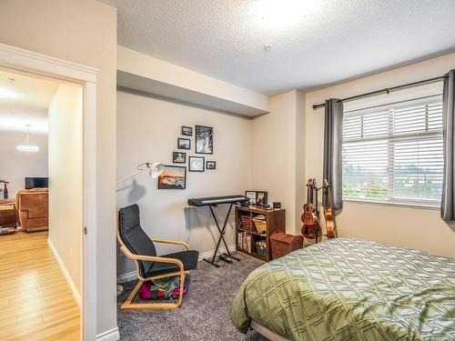 301-2117 Meredith Rd, Nanaimo, BC - Indoor Photo Showing Bedroom