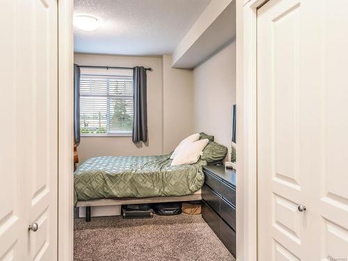 301-2117 Meredith Rd, Nanaimo, BC - Indoor Photo Showing Bedroom