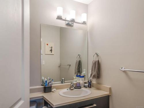 301-2117 Meredith Rd, Nanaimo, BC - Indoor Photo Showing Bathroom