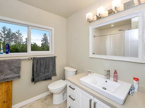 2773 Fairfield St, Duncan, BC - Indoor Photo Showing Bathroom
