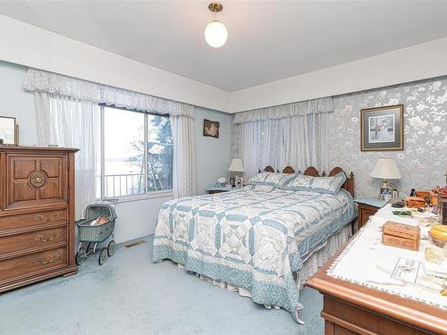 2611 Mill Bay Rd, Mill Bay, BC - Indoor Photo Showing Bedroom