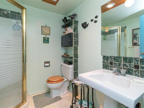 2611 Mill Bay Rd, Mill Bay, BC - Indoor Photo Showing Bathroom