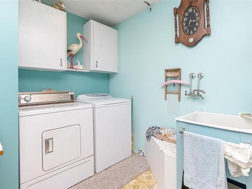 2611 Mill Bay Rd, Mill Bay, BC - Indoor Photo Showing Laundry Room