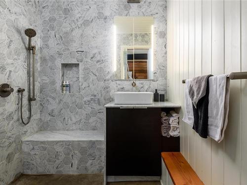 2613 Dunsmuir Ave, Cumberland, BC - Indoor Photo Showing Bathroom