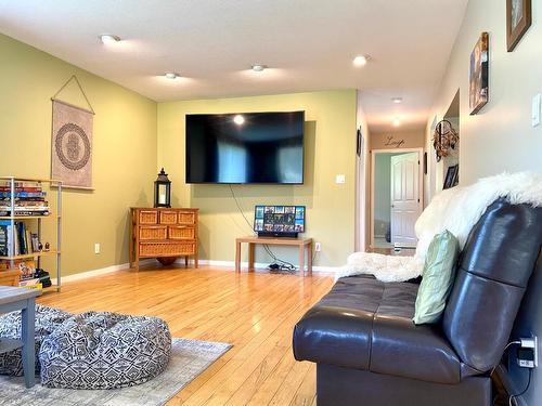 11325 Granby Road, Grand Forks, BC - Indoor Photo Showing Living Room