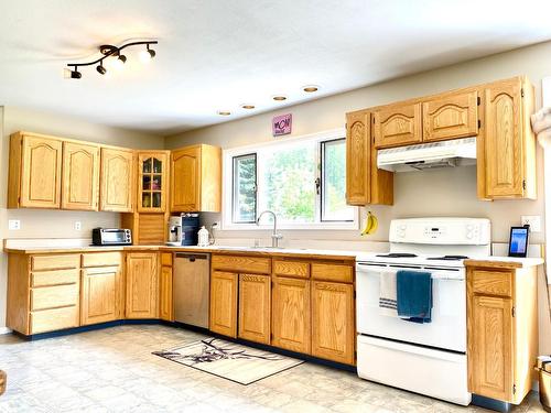 11325 Granby Road, Grand Forks, BC - Indoor Photo Showing Kitchen