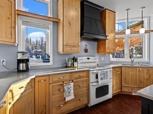 10325 Finlay Road, Kamloops, BC - Indoor Photo Showing Kitchen With Double Sink