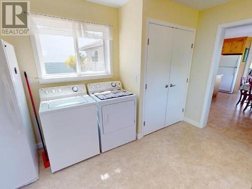 4594 Fernwood Ave, Powell River, BC - Indoor Photo Showing Laundry Room
