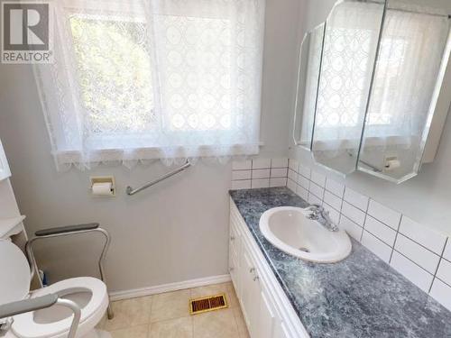 4594 Fernwood Ave, Powell River, BC - Indoor Photo Showing Bathroom