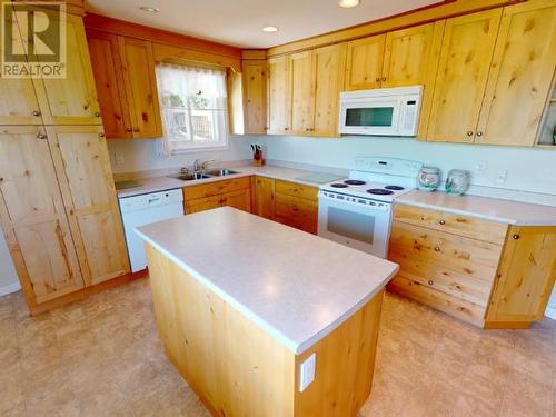 4594 Fernwood Ave, Powell River, BC - Indoor Photo Showing Kitchen With Double Sink