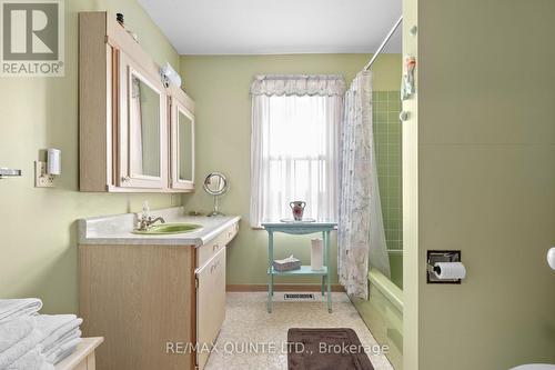 381 Partridge Hollow Road, Prince Edward County, ON - Indoor Photo Showing Bathroom