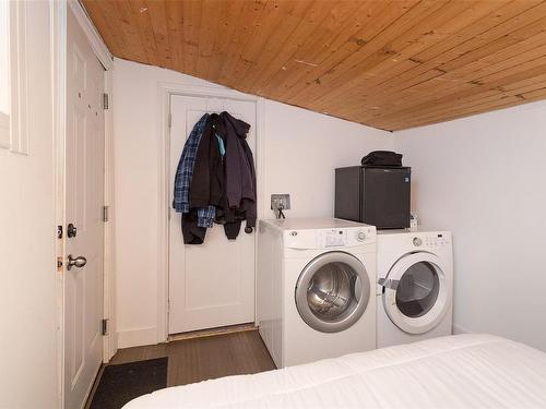 1010 Mason St, Victoria, BC - Indoor Photo Showing Laundry Room
