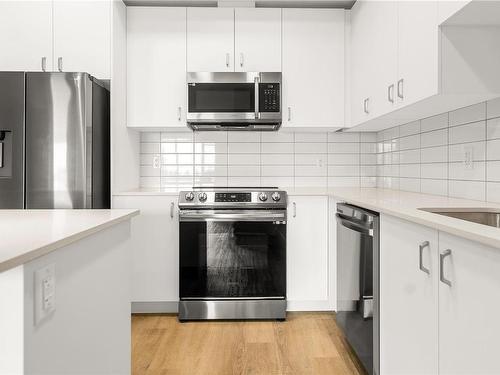 309-120 Jensen Ave West, Parksville, BC - Indoor Photo Showing Kitchen With Upgraded Kitchen