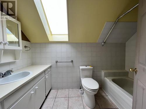 537 W 9Th Avenue, Prince Rupert, BC - Indoor Photo Showing Bathroom