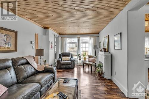 201 Heritage Maple Way, Ottawa, ON - Indoor Photo Showing Living Room
