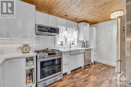 201 Heritage Maple Way, Ottawa, ON - Indoor Photo Showing Kitchen With Upgraded Kitchen