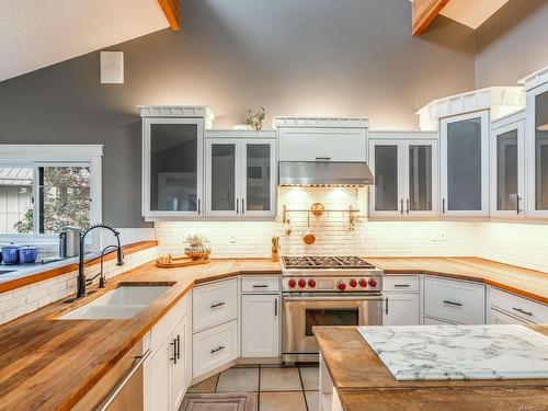 868 Chichester Rd West, Gabriola Island, BC - Indoor Photo Showing Kitchen With Double Sink With Upgraded Kitchen