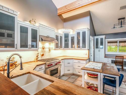 868 Chichester Rd West, Gabriola Island, BC - Indoor Photo Showing Kitchen With Double Sink